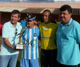 Nezinho e Aguinaldo (Grêmio) recebe o troféu de goleiro menos vazado do campeonato Master