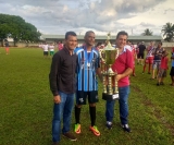 Zezinho (Grêmio), recebe o troféu de vice campeão 