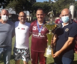 O capitão do Juventus recebe o troféu de campeão das mãos do prefeito municipal