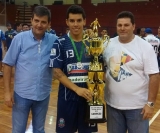 Felipe (Sucatas São José) recebe o troféu de campeão 
