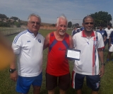 Pedro Pinto recebe o cartão de prata das mãos de Zezinho SECS e Luiz Zambon (Samambaia)      