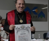 Exibindo o diploma: Amir Calil Dib